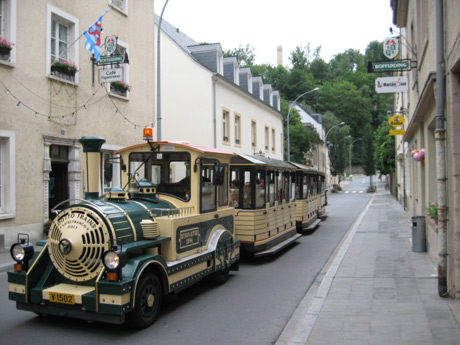 Giro turistico in treno della città di Lussemburgo foto