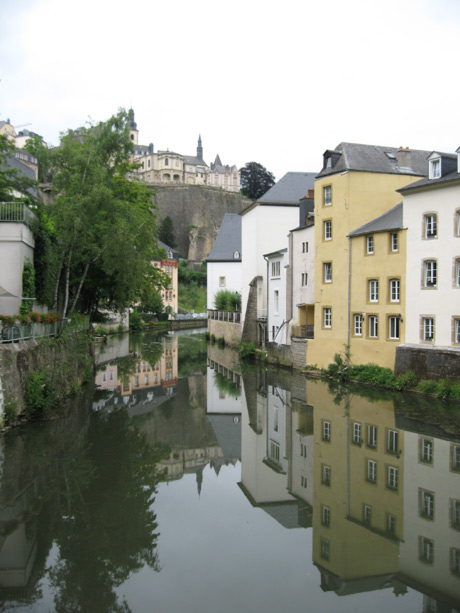 Il fiume Alzette nella valle di Grund a Lussemburgo foto